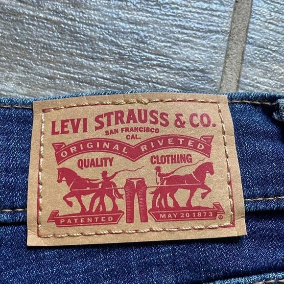 Levi’s mid-length women’s shorts Cuffed hem Dark wash Women’s size 33 - Picture 11 of 12